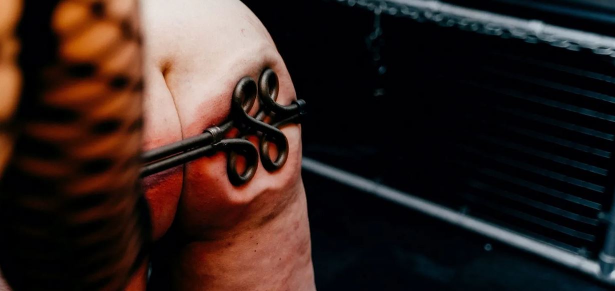 Bottom being spanked with carpet beater weekly round-up 593