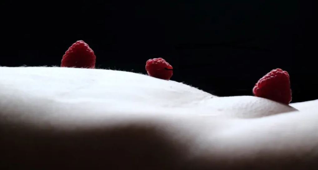 abstract image of womans tummy with raspberries balanced on it for weekly rounnd-up 598 banner image