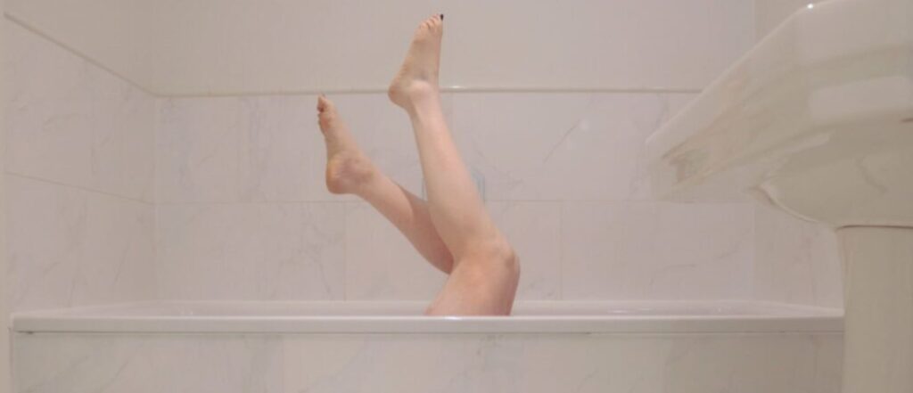 legs poking up out for bath header image for weekly round-up 605